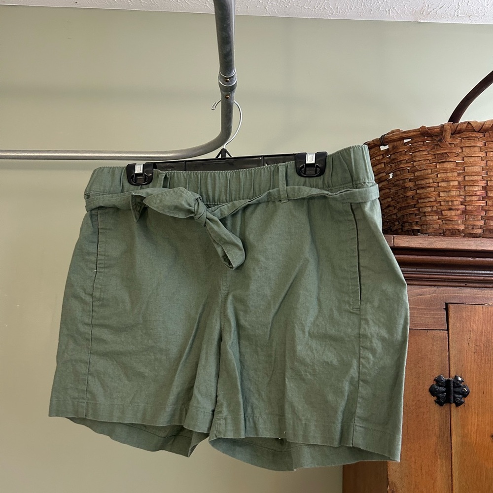 Eddie Bauer Olive High Waist Women's Shorts